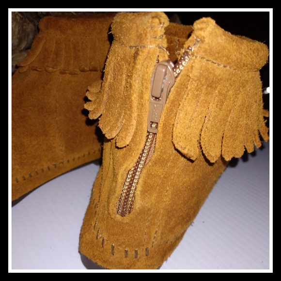 Minnetonka Suede Fringed Short Boot - Picture 6 of 9